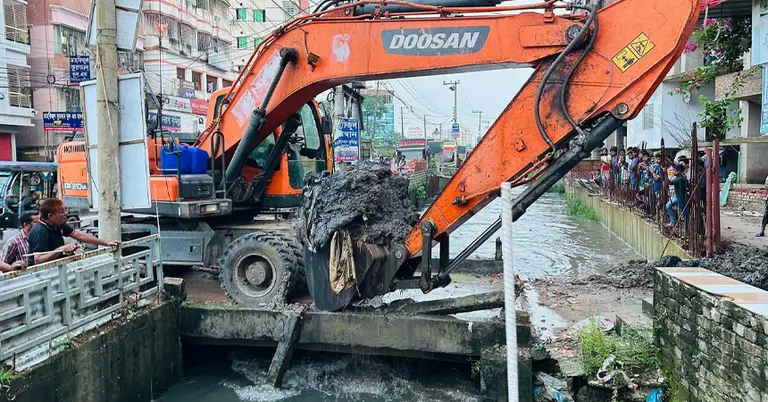জলাবদ্ধতার পানি সরাতে কুসিকের উদ্যোগ